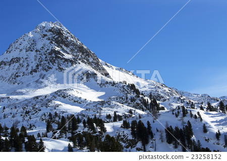 Border crossing Staller Sattel of Tyrol to Italy 23258152