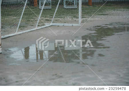 足球 下雨 雨 23259478