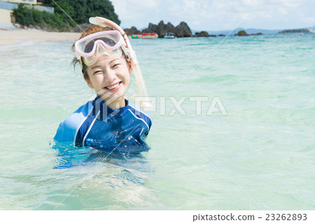 採取浮潛的一個少婦 23262893