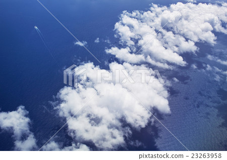 Blue sky and white big clouds from the sky above Yakushima Blue sky and white big clouds from the sky above Yakushima 23263958