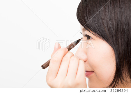 A woman drawing an eye line A woman drawing an eye line 23264294