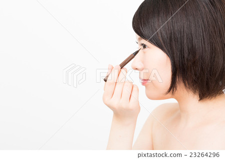 畫眼睛線的婦女 23264296