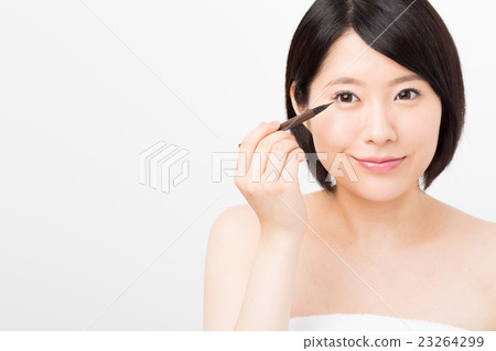 畫眼睛線的婦女 畫眼睛線的婦女 23264299