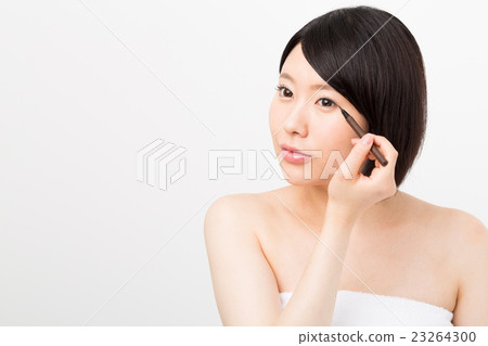 畫眼睛線的婦女 23264300