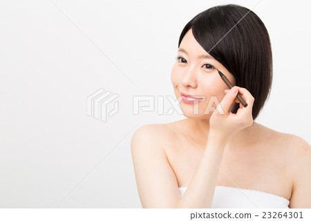 A woman drawing an eye line 23264301