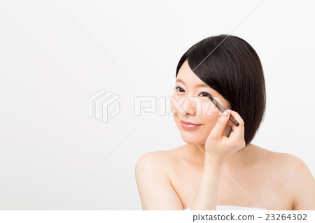 畫眼睛線的婦女 畫眼睛線的婦女 23264302