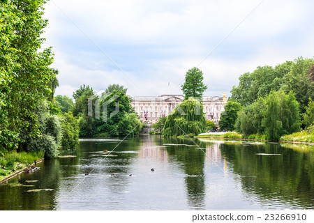 London St. James Park and Buckingham Palace 23266910