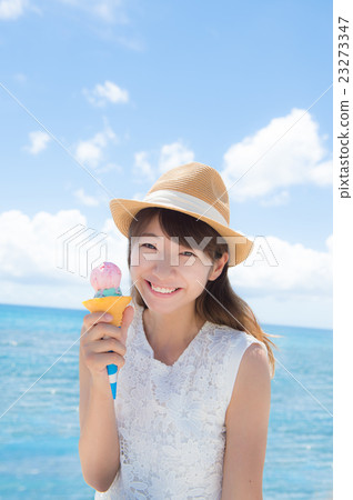 吃冰淇凌的婦女 23273347