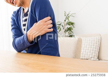 肌肉疼痛痛苦的胳膊男性畫像人人居住的拷貝空間的人 23275938