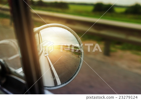 The reflection in the mirror The reflection in the mirror 23279124