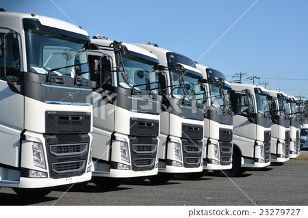 與排隊的大卡車的風景 與排隊的大卡車的風景 23279727