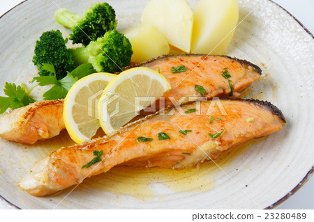 Salmon saute 23280489