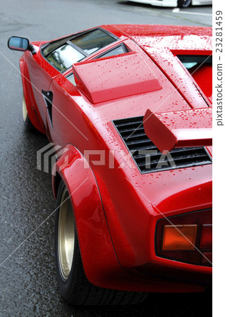 鮮紅色的意大利車 後部 照片素材 圖片 圖庫