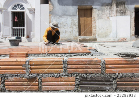 Laying bricks with a guideline  23282938