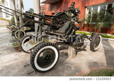 在越南戰爭期間，一架14.5毫米的防空機槍擊落了美國軍用F-4戰鬥機 23284007