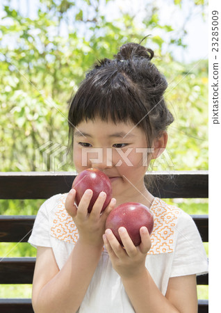 Children enjoy the aroma of passion fruit 23285009