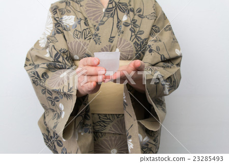 Woman with sake and sake and yukata Woman with sake and sake and yukata 23285493