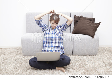 20's female computer 23286034