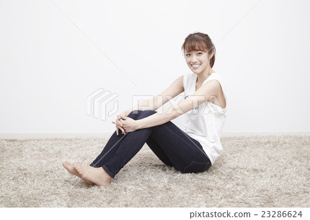 體操可愛的女孩坐 體操可愛的女孩坐 23286624