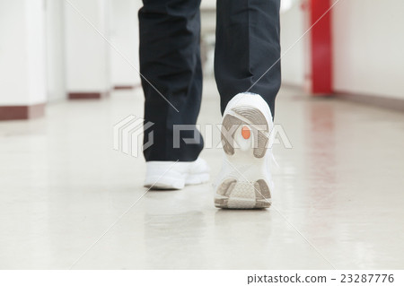 男人的學生的腳 23287776