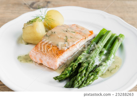 Grilled salmon with boiled potatoes and asparagus Grilled salmon with boiled potatoes and asparagus 23288263