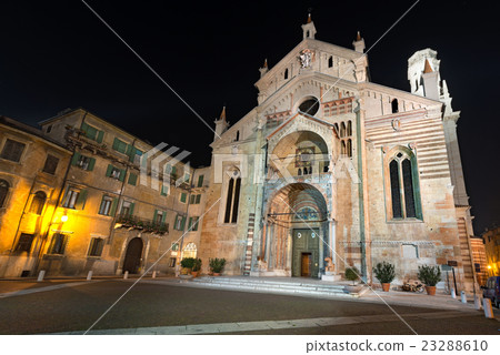 Verona Cathedral at Night - Veneto Italy Verona Cathedral at Night - Veneto Italy 23288610
