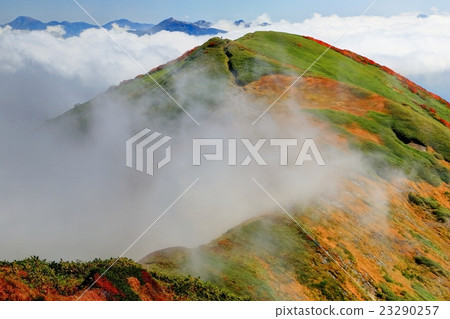 從上越邊界看到的Ichinokurake山沙丘的山脈·Mogakura沙丘和雲中的Oze 從上越邊界看到的Ichinokurake山沙丘的山脈·Mogakura沙丘和雲中的Oze 23290257