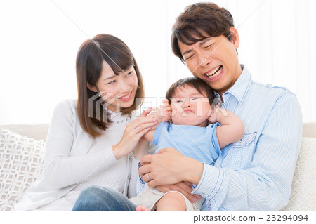 家庭肖像家庭友誼獎金家庭嬰兒和父母複製空間白背快樂三個家庭 23294094