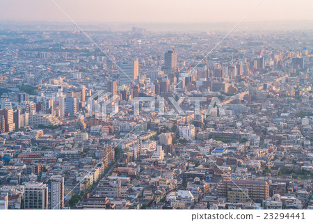 住宅區晚上視圖在中央東京 23294441