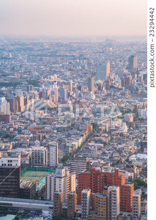 住宅區晚上視圖在中央東京 住宅區晚上視圖在中央東京 23294442