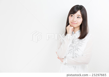 A woman wearing Ao-zai 23297665