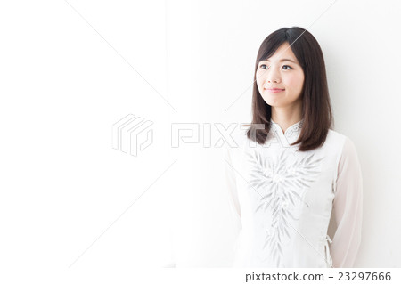 A woman wearing Ao-zai 23297666