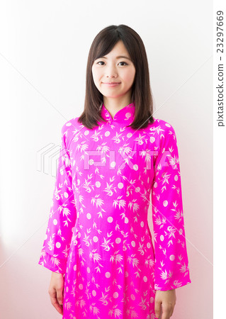 A woman wearing Ao-zai 23297669