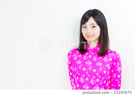 A woman wearing Ao-zai 23297675