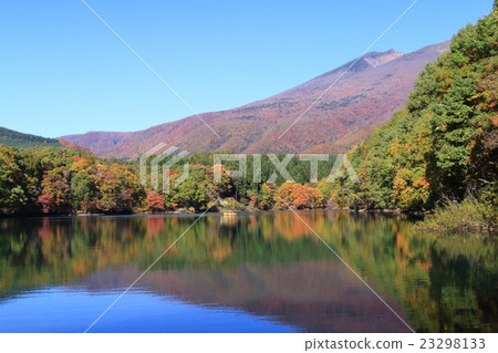 An unforgettable mountain with autumn leaves and Elder Lake 23298133