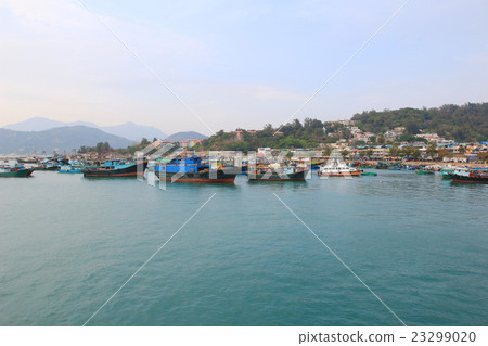 Fishing and house boats anchored  23299020