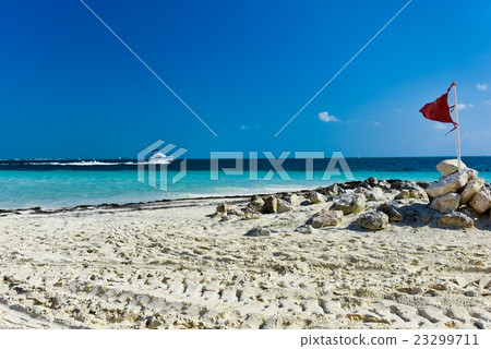 坎昆的白色沙灘和海灘旗幟和船 坎昆的白色沙灘和海灘旗幟和船 23299711