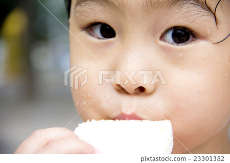 A boy who eats a sandwich 23301382
