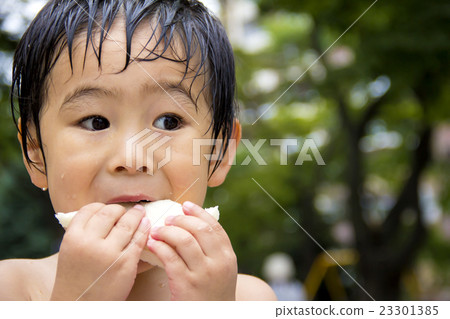 A boy who eats a sandwich 23301385