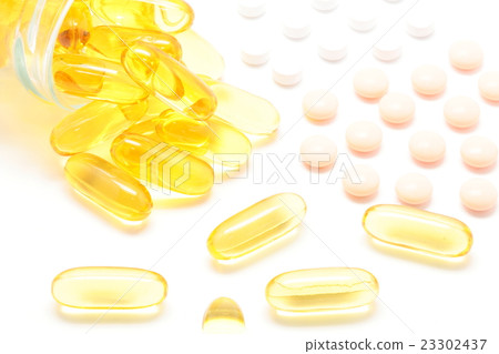 從瓶子裡溢出的金色補充劑和粉紅色和白色的補充劑 從瓶子裡溢出的金色補充劑和粉紅色和白色的補充劑 23302437