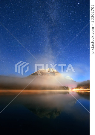 Milky way mountain lake 23302703