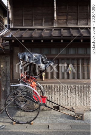 一輛舊私人住宅前的人力車 一輛舊私人住宅前的人力車 23304390