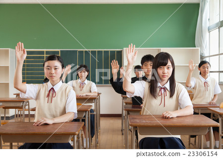 Students raise hands in class 23306154