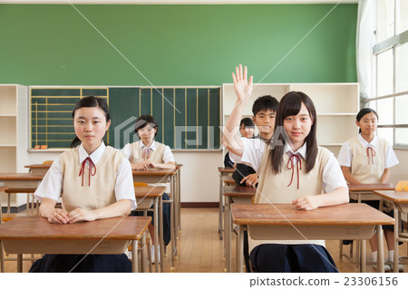 學習在類的女孩手 23306156