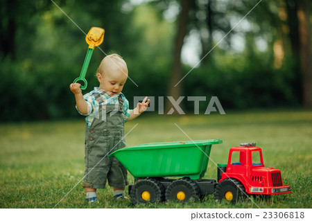 little constructor with shovel 23306818
