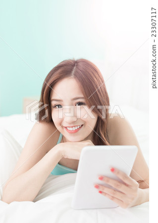woman  hand holding tablet 23307117