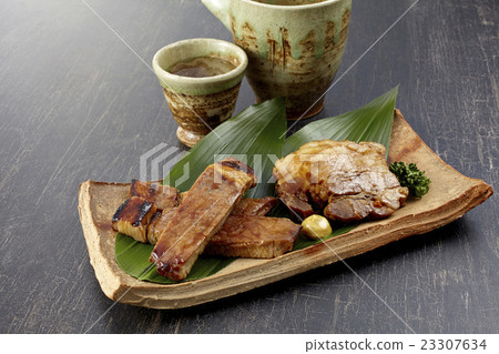 Broiled pork loin and boiled 23307634