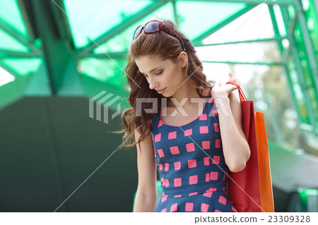Shopping womanwith bag  in city 23309328