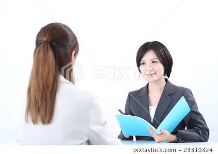 一個年輕的女人開會 一個年輕的女人開會 23310324
