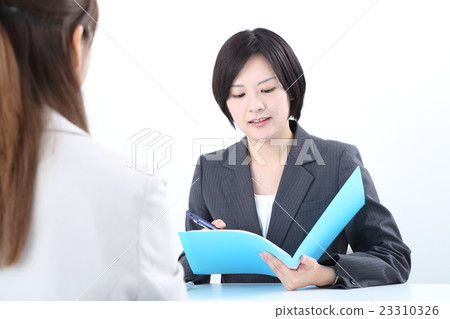 一個年輕的女人開會 23310326